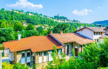 Bulgari 'deki Veliko Tarnovo üzerindeki Çarevets kalesinin manzarası