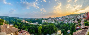 Devlet Sanat Galerisi Boris Denev ve asenovtsi anıtıyla Veliko Tarnovo 'nun günbatımı manzarası