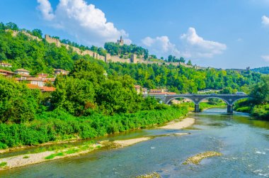 Veliko Tarnovo, Bulgari 'deki Yantra Nehri' nin kıyısında.
