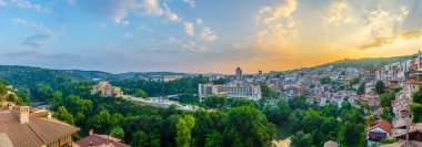 Devlet Sanat Galerisi Boris Denev ve asenovtsi anıtıyla Veliko Tarnovo 'nun günbatımı manzarası