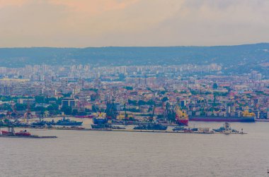 Bulgaristan 'daki varna limanının sanayi bölgesinin manzarası