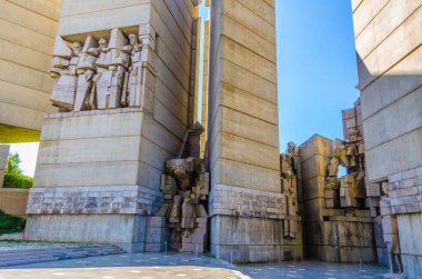 Bulgaristan 'ın Shumen kenti yakınlarındaki Bulgar Devlet Anıtı Kurucuları Anıtı' nın manzarası