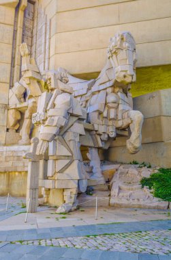 Bulgaristan 'ın Shumen kenti yakınlarındaki Bulgar Devlet Anıtı Kurucuları Anıtı' nın manzarası