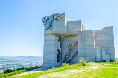 Bulgaristan 'ın Shumen kenti yakınlarındaki Bulgar Devlet Anıtı Kurucuları Anıtı' nın manzarası