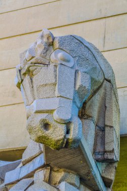 Bulgaristan 'ın Shumen kenti yakınlarındaki Bulgar Devlet Anıtı Kurucuları Anıtı' nın manzarası