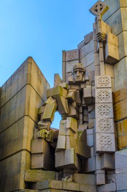 Bulgaristan 'ın Shumen kenti yakınlarındaki Bulgar Devlet Anıtı Kurucuları Anıtı' nın manzarası