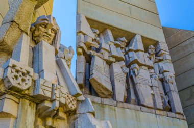 Bulgaristan 'ın Shumen kenti yakınlarındaki Bulgar Devlet Anıtı Kurucuları Anıtı' nın manzarası