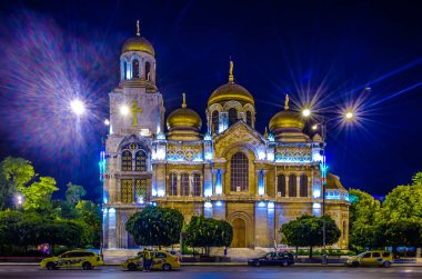 Bulgaristan 'ın Varna kentindeki Theotokos katedralinin yatakhanesinin gece manzarası