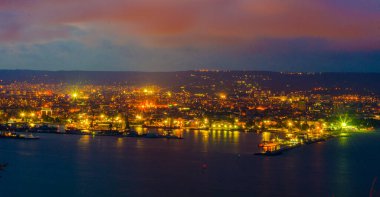 Bulgaristan 'daki Varna limanının sanayi bölgesinin gece manzarası