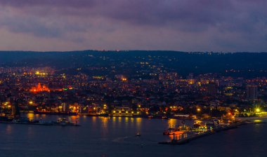 Bulgaristan 'daki Varna limanının sanayi bölgesinin gece manzarası