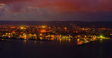 Bulgaristan 'daki Varna limanının sanayi bölgesinin gece manzarası