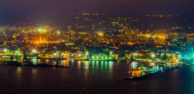 Bulgaristan 'daki Varna limanının sanayi bölgesinin gece manzarası