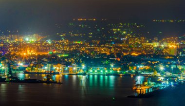 Bulgaristan 'daki Varna limanının sanayi bölgesinin gece manzarası