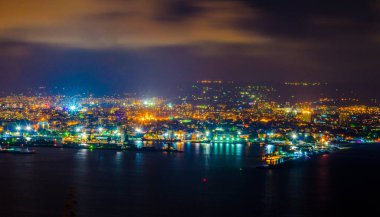 Bulgaristan 'daki Varna limanının sanayi bölgesinin gece manzarası