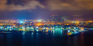 Bulgaristan 'daki Varna limanının sanayi bölgesinin gece manzarası