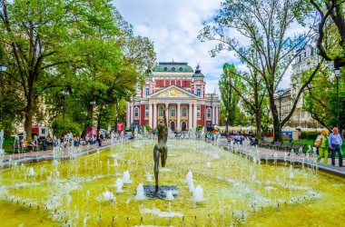 Bulgaristan 'ın Sofya kentindeki İvan Vazov tiyatrosunda insanlar geziniyor