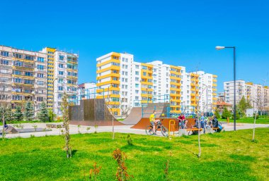 Blagoevgrad, Bulgari 'de bir apartman bloğunun önündeki bir grup çocuk.