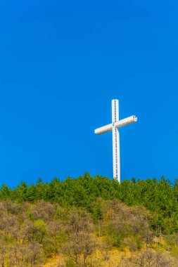 Bulgaristan 'ın Blagoevgrad kenti yakınlarındaki bir tepede haç manzarası