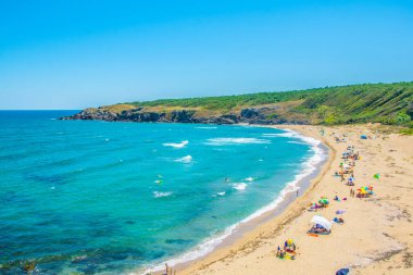 Bulgaristan 'ın Sinemorets kenti yakınlarındaki Lipit plajında insanlar güneşli bir günün tadını çıkarıyorlar