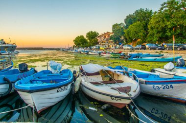 Bulgaristan 'ın Sozopol limanında günbatımı görünümü