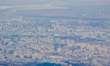 İspanya 'nın başkenti Sofia' nın Vitosha Dağı 'nın tepesinden çekilmiş havadan görüntüsü..