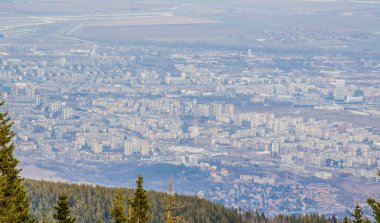 İspanya 'nın başkenti Sofia' nın Vitosha Dağı 'nın tepesinden çekilmiş havadan görüntüsü..
