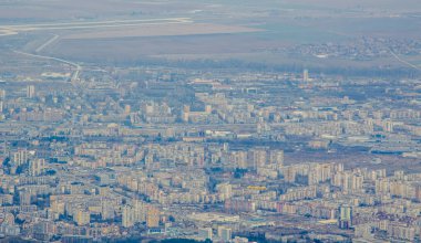 İspanya 'nın başkenti Sofia' nın Vitosha Dağı 'nın tepesinden çekilmiş havadan görüntüsü..