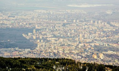 İspanya 'nın başkenti Sofia' nın Vitosha Dağı 'nın tepesinden çekilmiş havadan görüntüsü..