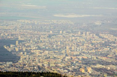 İspanya 'nın başkenti Sofia' nın Vitosha Dağı 'nın tepesinden çekilmiş havadan görüntüsü..