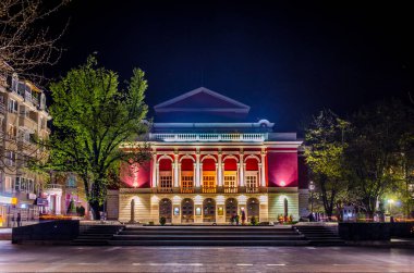 Bulgar Ulusal Opera Binası 'nın rousse' daki gece görüşü..