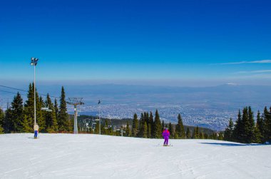 Vitosha dağı, İspanya 'nın başkenti Sofya' nın yanında yer alır ve her kış ünlü bir kayak merkezi haline gelir ve birçok kayakçı kayak yapmak için asansör kullanır..
