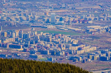 Bulgar sermaye havadan görünümü olan burası yürüyüşçüler için kayakçı ve yaz sırasında kış aylarında vitosha dağın tepesine alınan sofia.