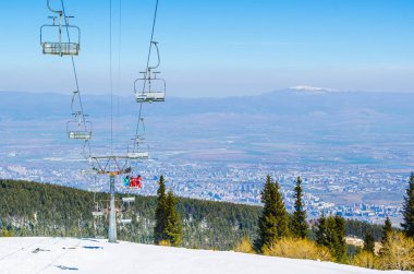 Vitosha dağı, İspanya 'nın başkenti Sofya' nın yanında yer alır ve her kış ünlü bir kayak merkezi haline gelir ve birçok kayakçı kayak yapmak için asansör kullanır..