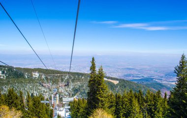 Vitosha dağı, İspanya 'nın başkenti Sofya' nın yanında yer alır ve her kış ünlü bir kayak merkezi haline gelir ve birçok kayakçı kayak yapmak için asansör kullanır..