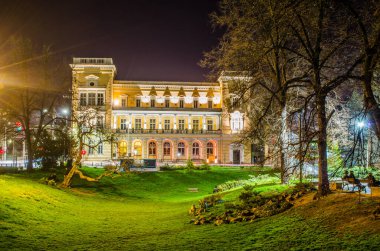 İspanya 'nın başkenti Sofya' nın merkezindeki güzel aydınlık evin üzerinde gece görüşü.