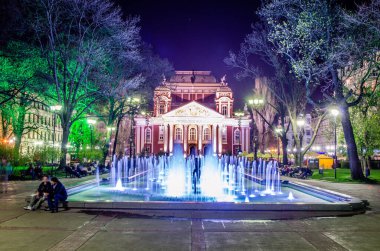 İspanya 'nın başkenti Sofya' da aydınlatılmış Ivan Vazov tiyatrosu üzerinde gece görüşü.
