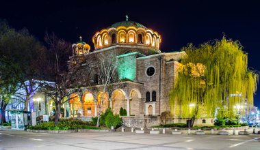 İspanya 'nın başkenti Sofya' daki aydınlık sveta nedelya kilisesinin gece görüşü.