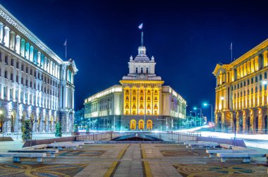 Bulgaristan 'ın başkenti Sofya' nın orta kesiminde üç sosyalist klasisizmin mimari grubuna gece bakışı