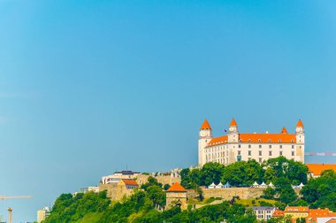Slovakya 'daki Danube nehrinin yanındaki tepedeki Bratislava kalesinin manzarası