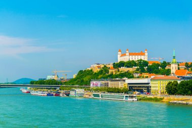 Slovakya 'daki Tuna Nehri üzerindeki Aziz Martin ve Bratislava Kalesi' nin manzarası