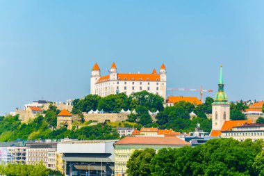 Slovakya 'daki Tuna Nehri üzerindeki Aziz Martin ve Bratislava Kalesi' nin manzarası