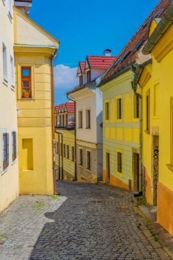 Slovakya 'nın Bratislava kentindeki dar bir caddenin manzarası