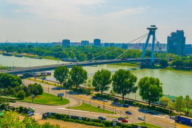 Bratislava, Slovakya 'daki SNP köprüsünün hava görüntüsü
