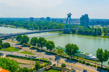 Bratislava, Slovakya 'daki SNP köprüsünün hava görüntüsü