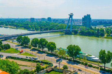 Bratislava, Slovakya 'daki SNP köprüsünün hava görüntüsü
