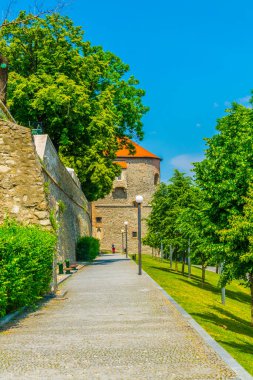 Bratislava Kalesi 'nin tahkimatının yanındaki sokak.