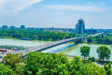 Bratislava, Slovakya 'daki SNP köprüsünün hava görüntüsü