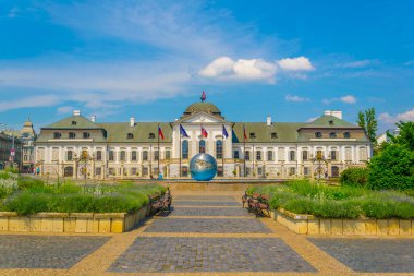 Bratislava, Slovakya 'da barış heykeli olan Başkanlık Sarayı