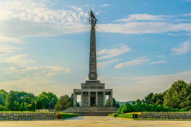 Bratislava, Slovakya 'daki köle askeri mezarlığında bulunan Sovyet ordusunun bir anıtı.