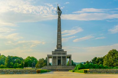 Bratislava, Slovakya 'daki köle askeri mezarlığında bulunan Sovyet ordusunun bir anıtı.